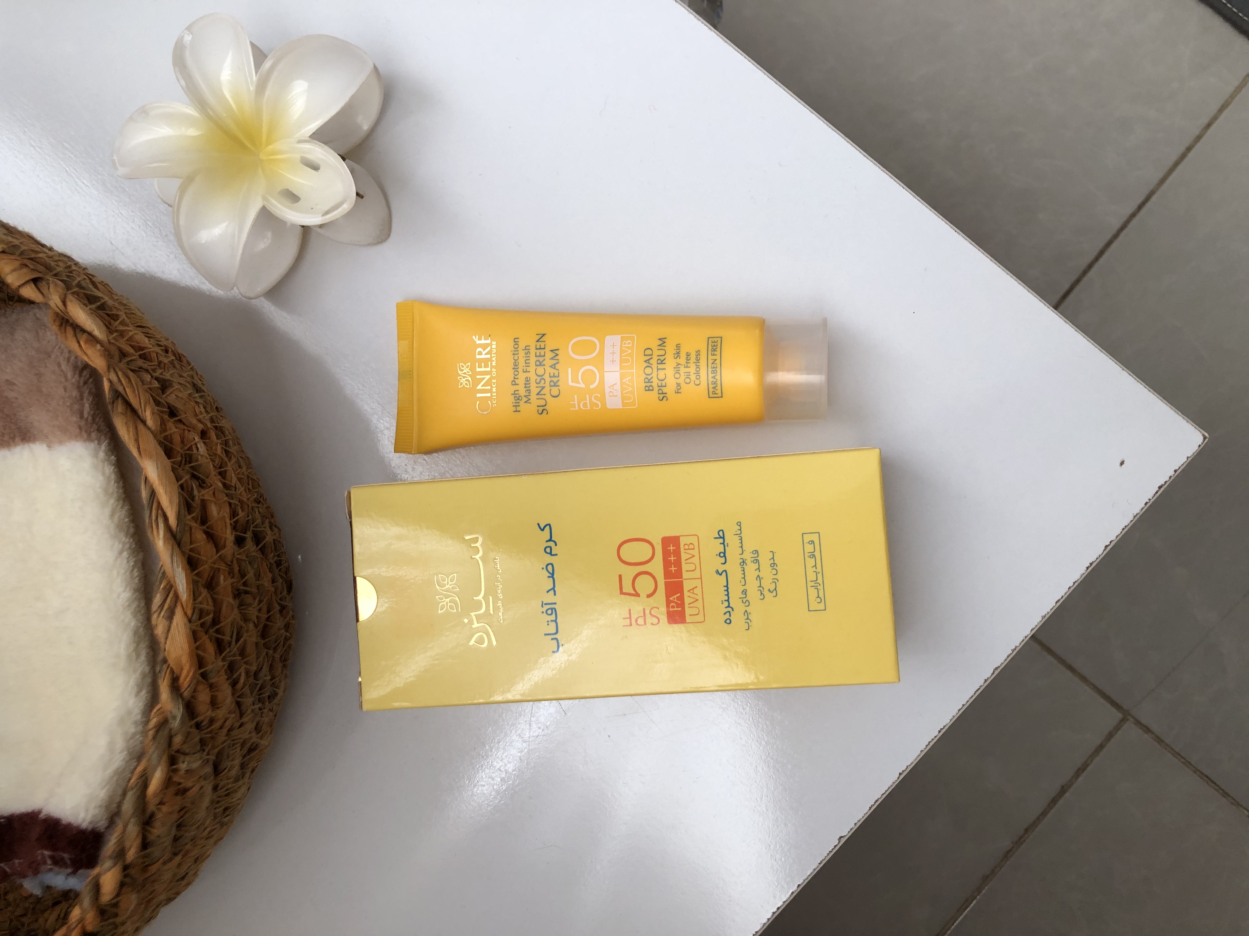 کرم ضد آفتاب بی رنگ سینره مدل Oil Free با +SPF50 مناسب پوست چرب حجم 50 میلی لیتر