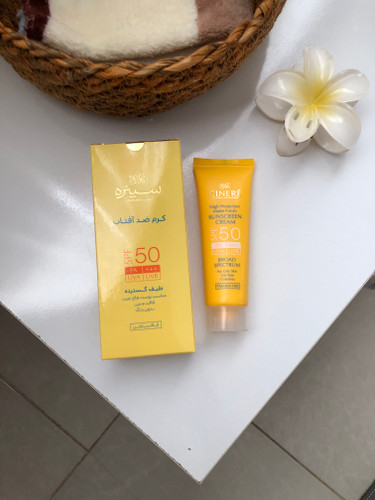 کرم ضد آفتاب بی رنگ سینره مدل Oil Free با +SPF50 مناسب پوست چرب حجم 50 میلی لیتر