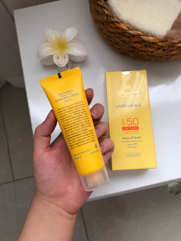 کرم ضد آفتاب بی رنگ سینره مدل Oil Free با +SPF50 مناسب پوست چرب حجم 50 میلی لیتر