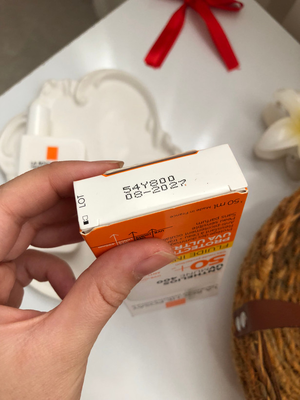 ضد آفتاب بی رنگ فلوییدی spf50 لاروش پوزای اورجینال