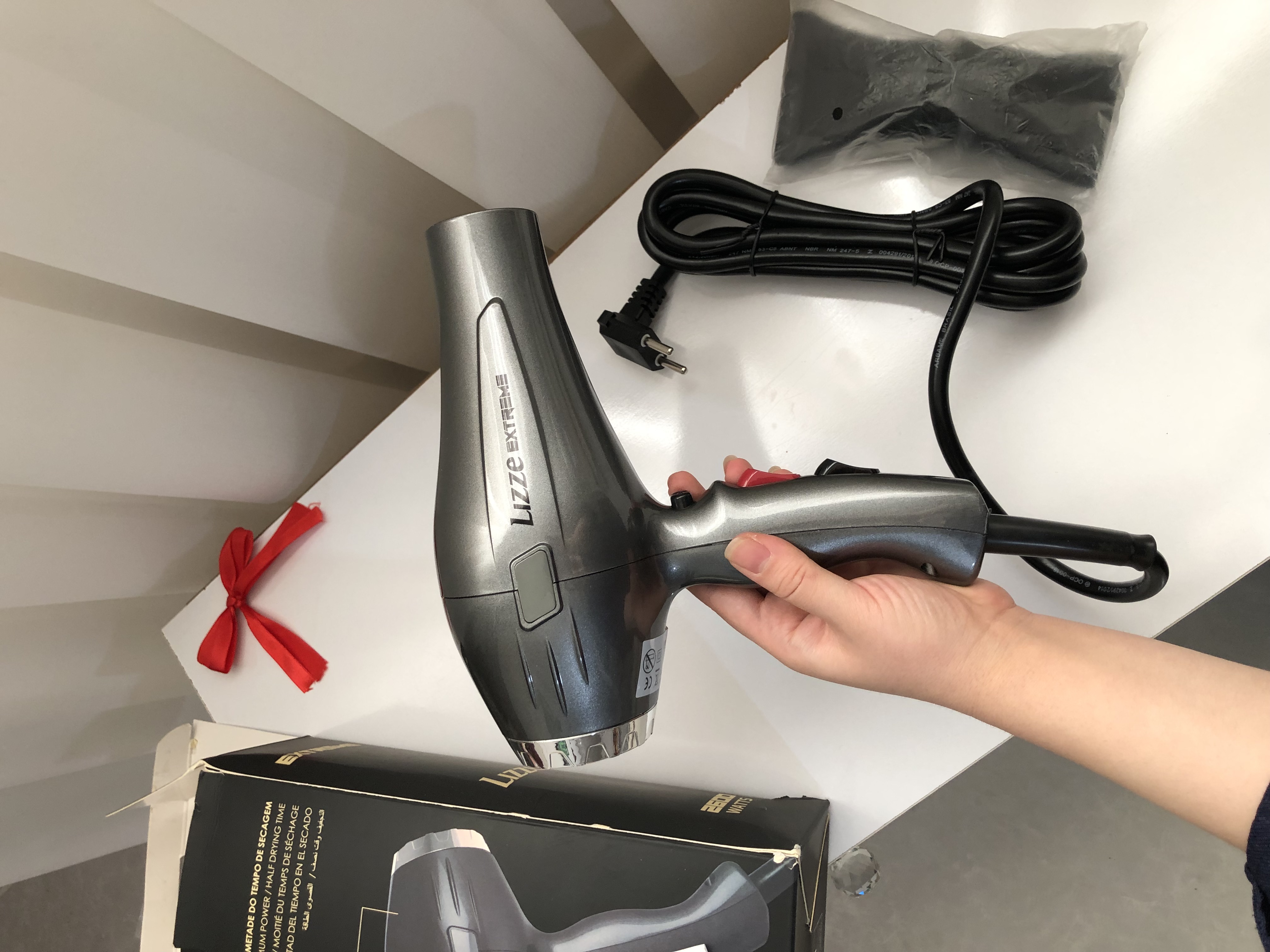 سشوار حرفه ای برند لیز مدل EXTEME اورجینال 2600 وات دارای لیبل و بارکد دارای گارانتی کتبی داخل جعبه